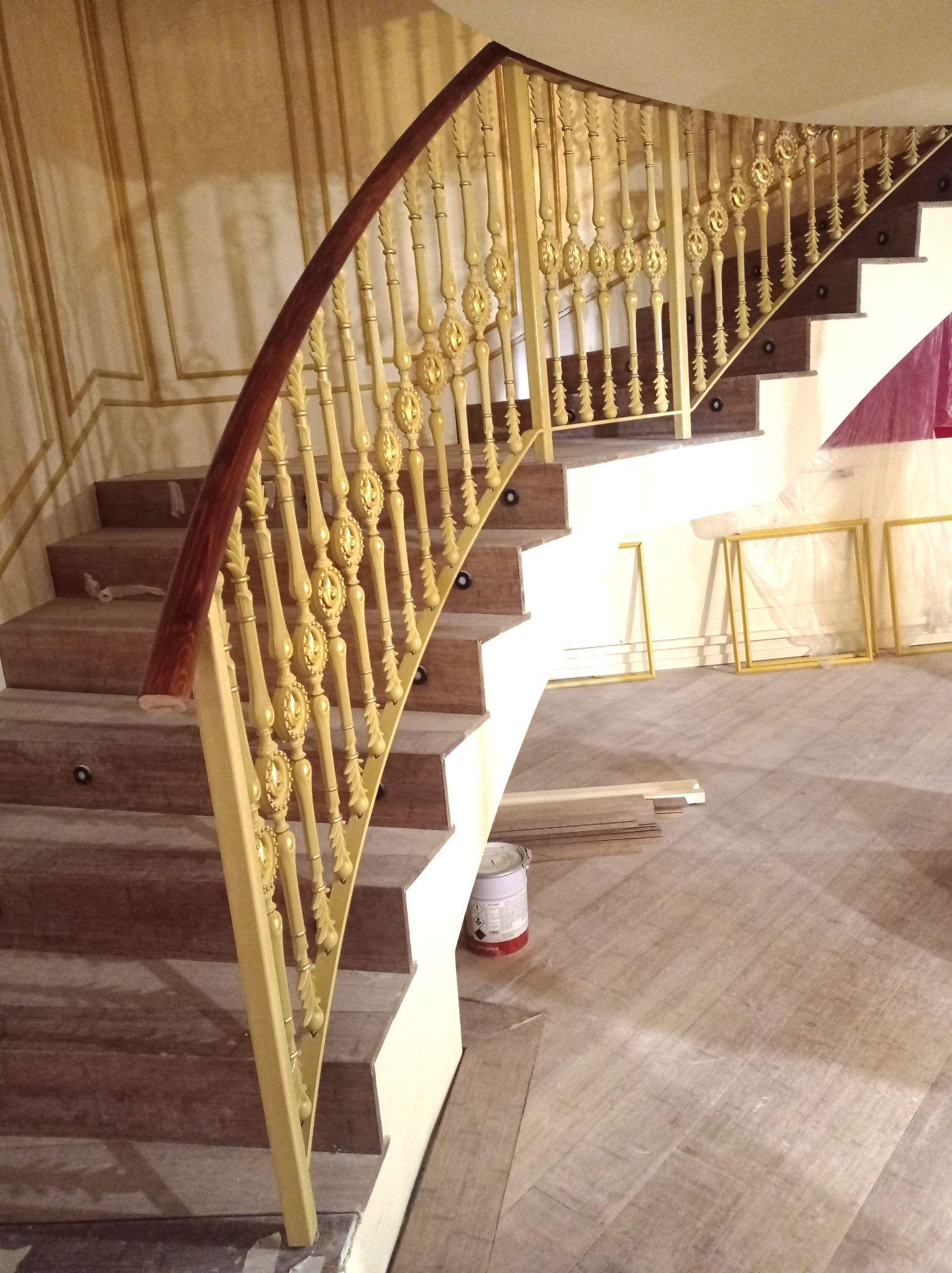 Reproducción de elementos faltantes: barandillas de las escaleras en Teatro Pereyra