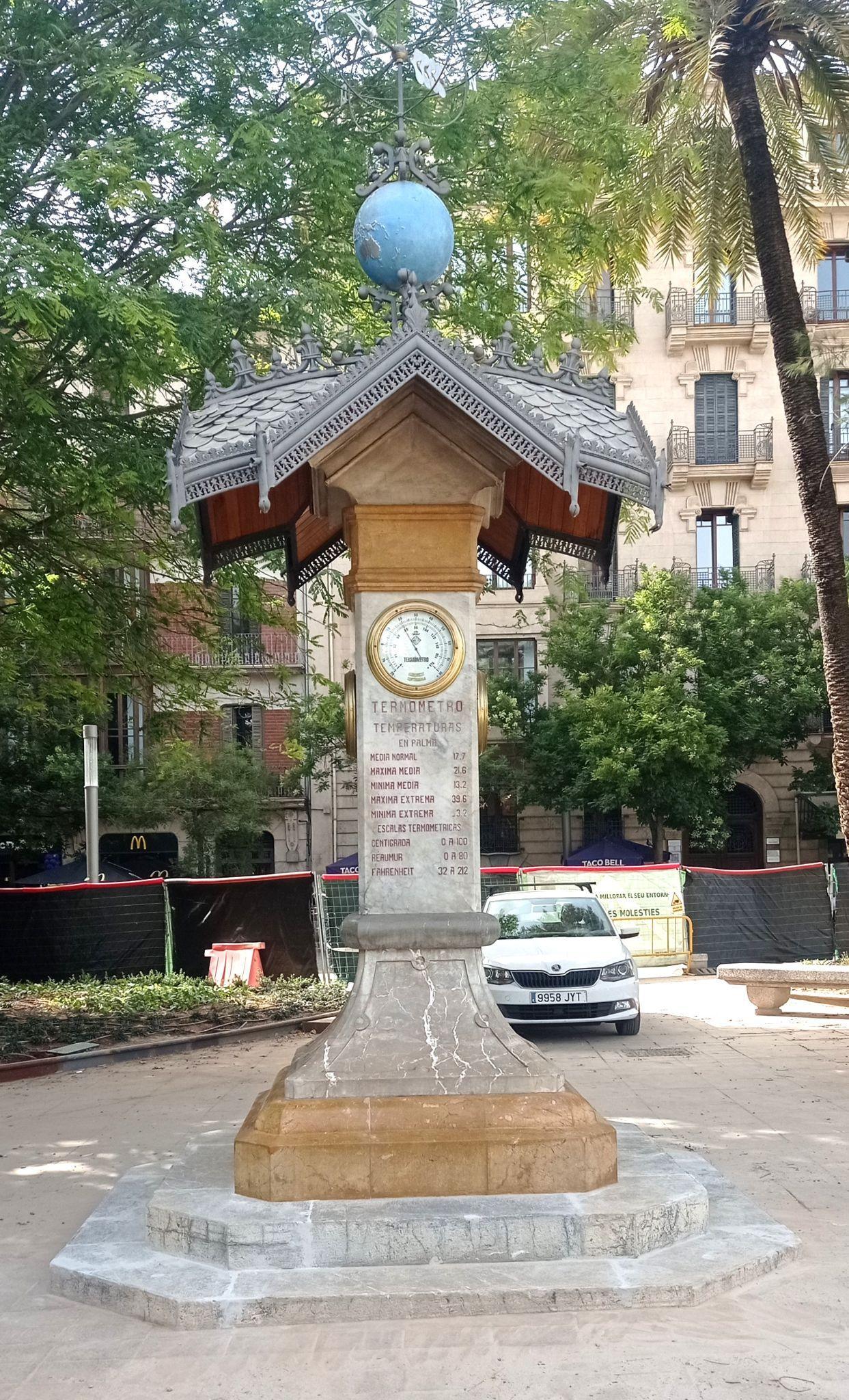 Estación meteorológica en la Plaza España de Palma.