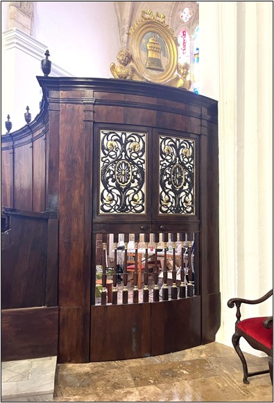 Puertas que cierran las capillas laterales del Altar Mayor de la Catedral de Ibiza